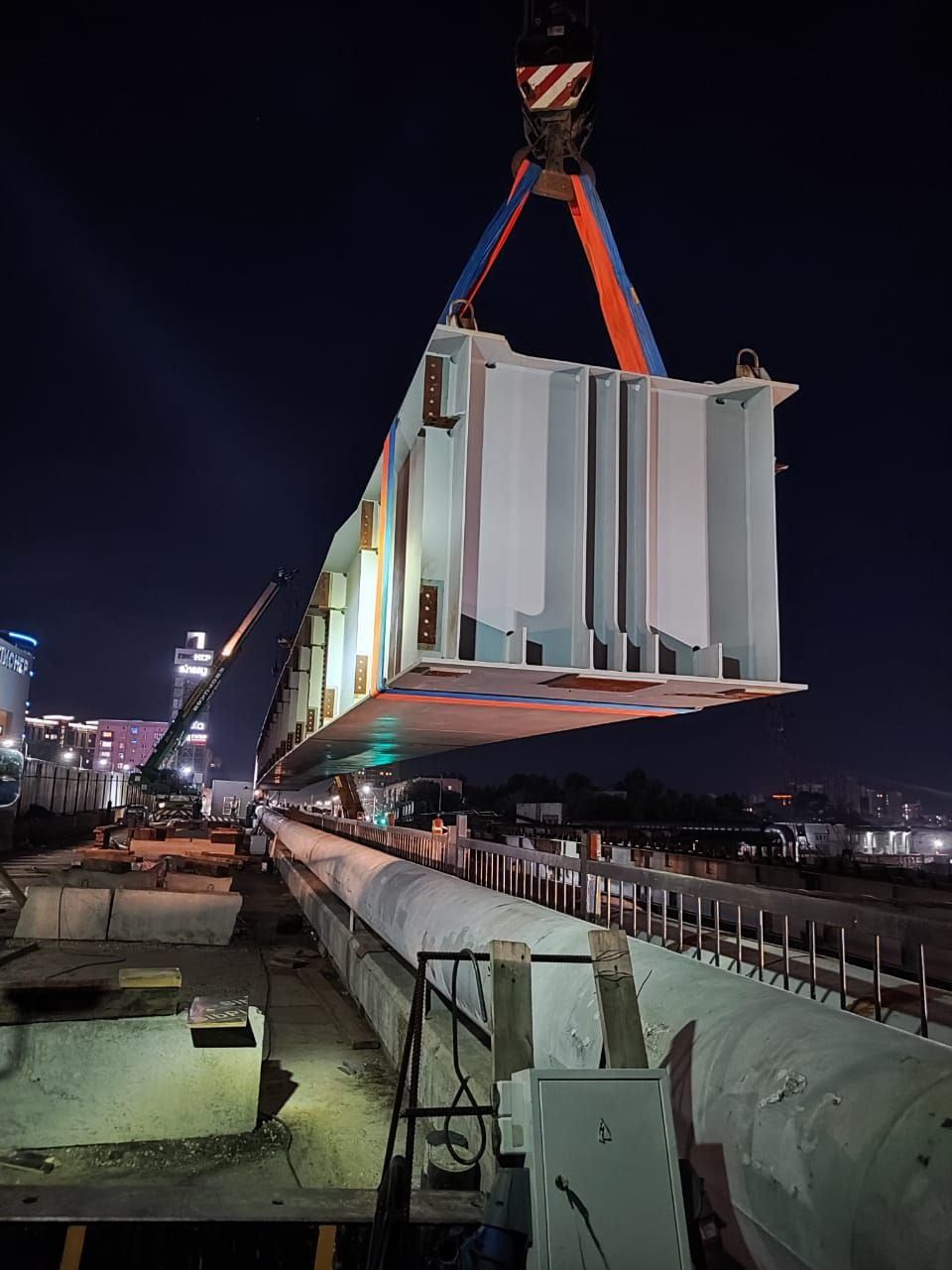 Монтаж 48-метровой балки на мосту в Барнауле