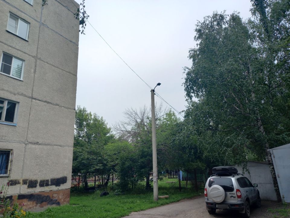 Житель дома на ул. Юрина, 279 утверждает, что он легально запитал электроэнергией свой гараж 