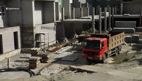В Барнауле за свои права борются дольщики многоэтажки на улице Петра Сухова