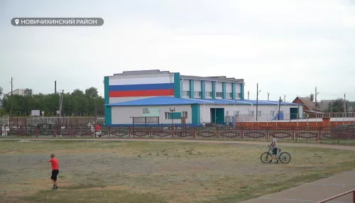 Томенко проверил, как в Новичихинском районе отремонтировали спортивную школу