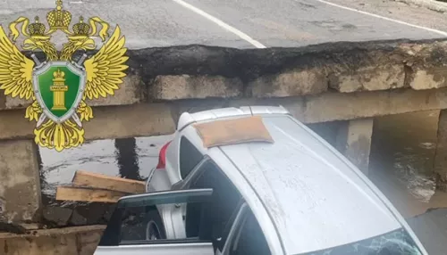 В Приморье автомобиль упал в воду после обрушения моста