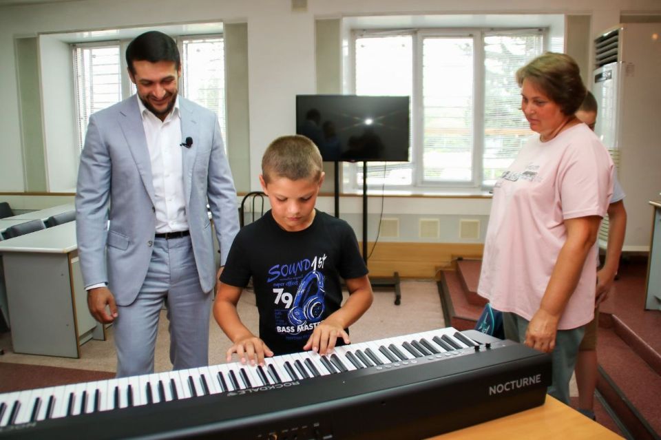 Александр Прокопьев подарил детям цифровое пианино