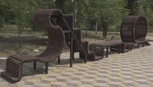 В Славгороде обустраивают парк с необычными скамейками