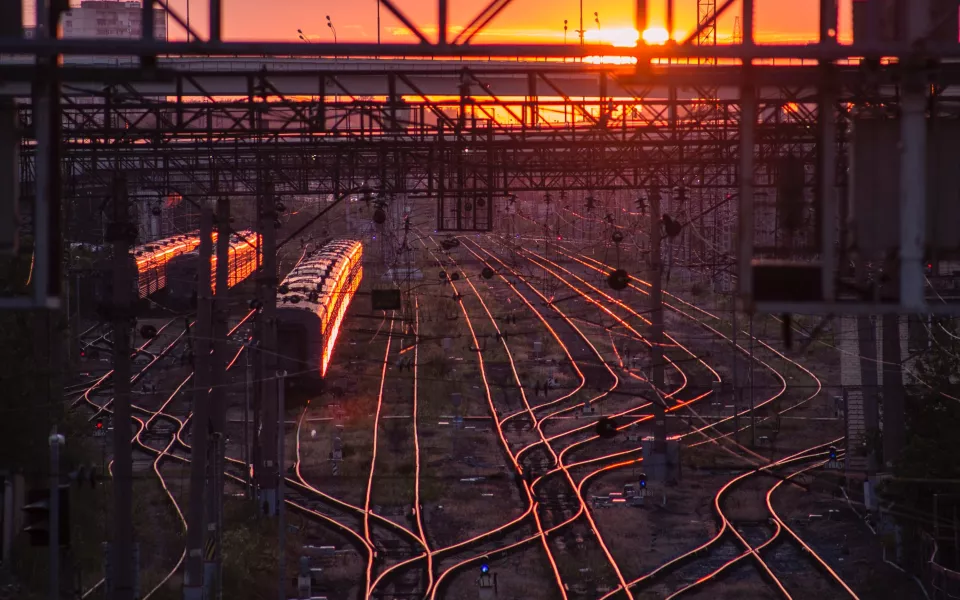 В Киргизии забросали камнями поезд, перевозивший европейских туристов