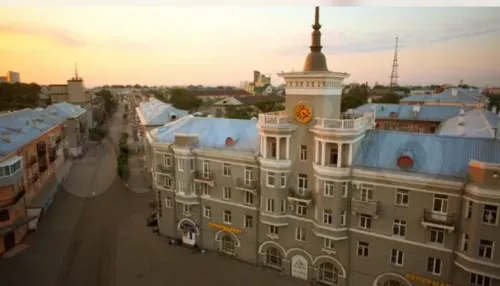 В Барнауле продают двухуровневую студию в доме под шпилем