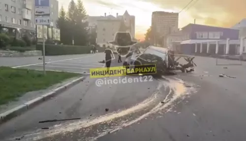 В Барнауле обломки Mercedes раскидало на десятки метров после жесткого ДТП