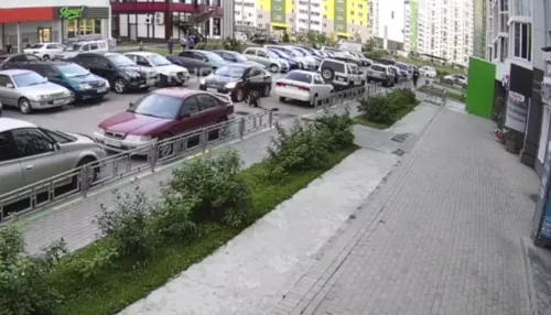 В Барнауле ребенок на самокате врезался в проезжавшую машину
