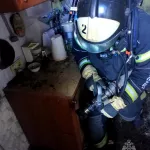 Трех человек спасли на пожаре в доме на Лазурной в Барнауле