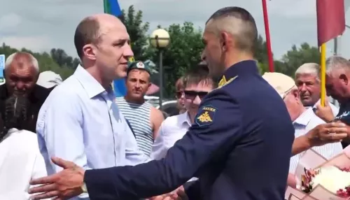 Глава Алтая на въезде в республику лично встретил первого в регионе Героя России