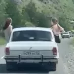 На Алтае туристы высунулись из окон автомобиля на ходу