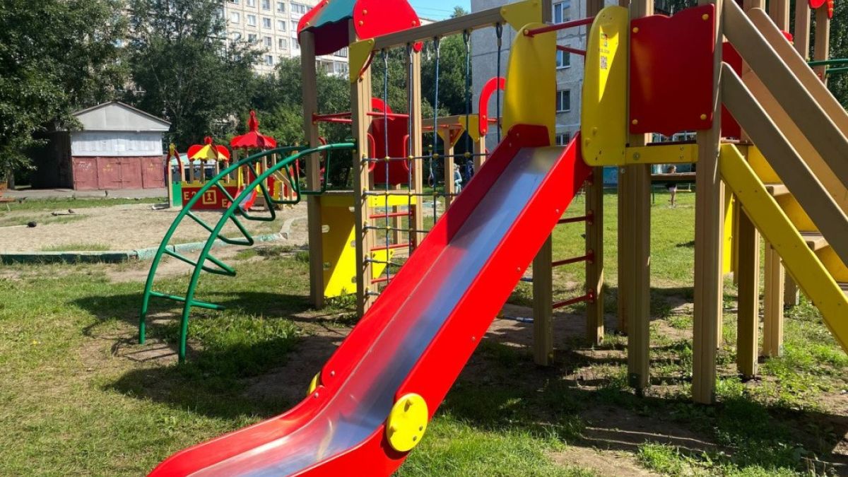 Двор. Детская площадка.