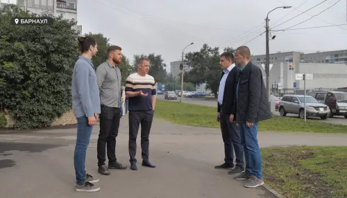 Городские власти Барнаула проверили качество новой дороги по улице Гущина