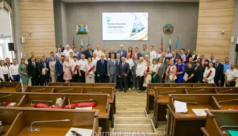 В Барнауле накануне Дня физкультурника наградили представителей спортивной сферы