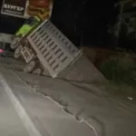 В Бийске грузовой автомобиль провалился в огромную яму