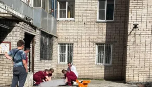 В Барнауле девушка выпала с высоты шестого этажа многоэтажки