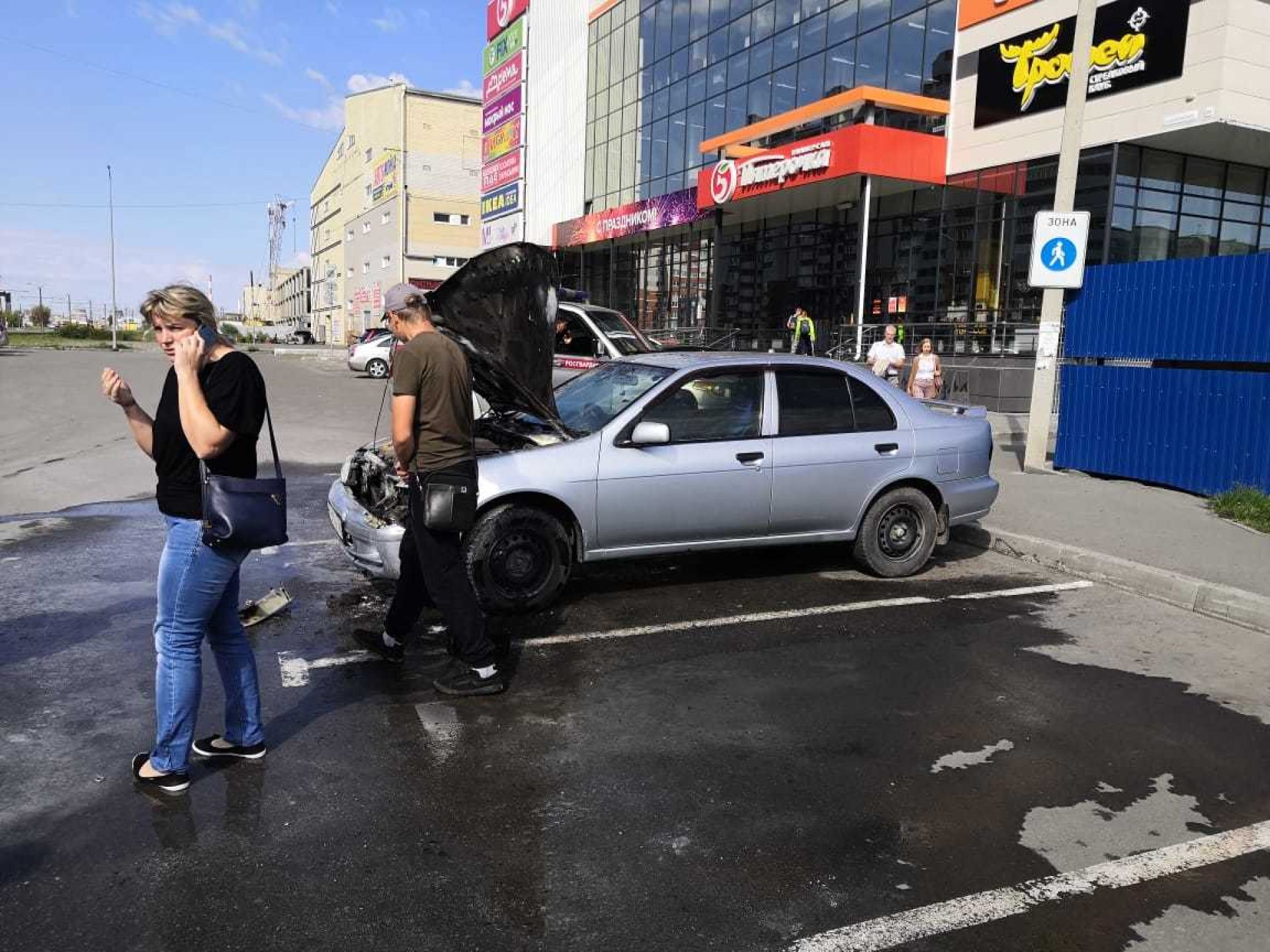 В Барнауле на парковке у торгового центра загорелся автомобиль - Толк  30.08.2020