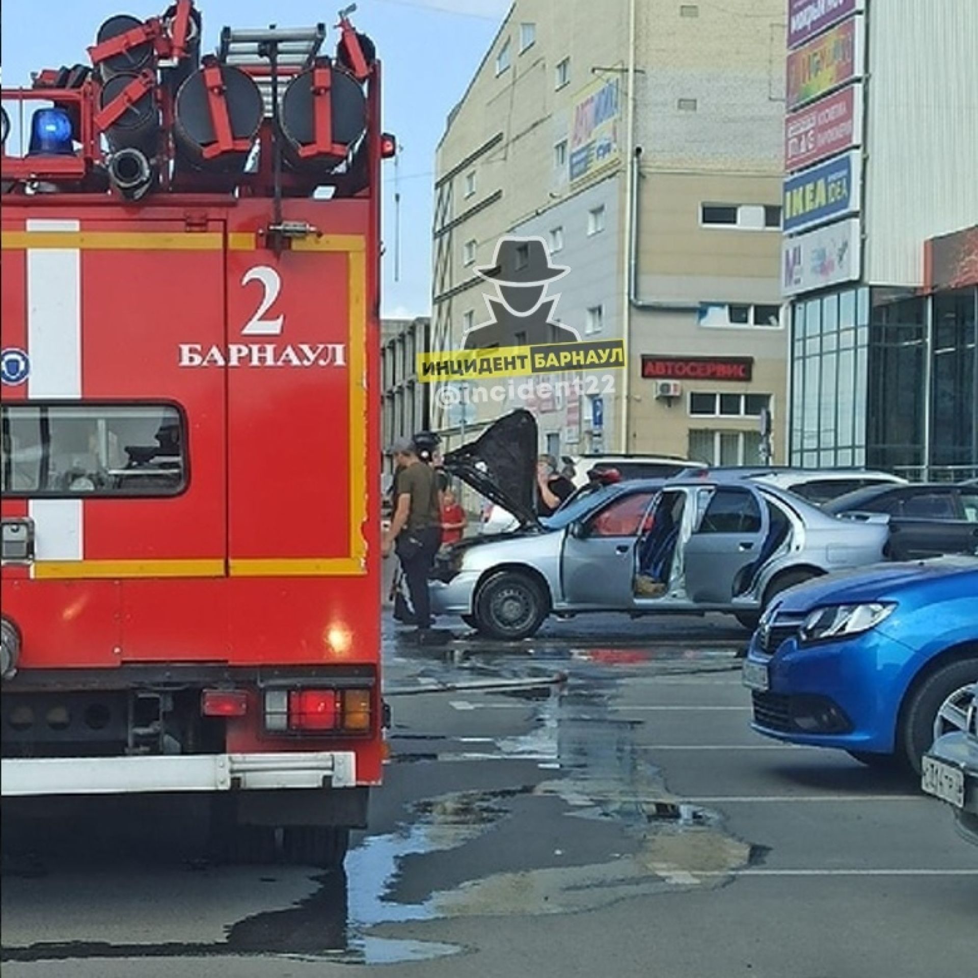 В Барнауле на парковке у торгового центра загорелся автомобиль - Толк  30.08.2020