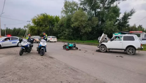 В Бийске мотоциклист пострадал при столкновении с Нивой