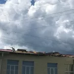 На Алтае ураганный ветер сорвал крышу со школы и повредил жилые дома