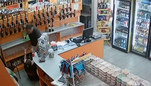 В Барнауле безработный гастролер с разбитой бутылкой устроил налет на магазин