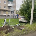 В Алтайском крае иномарка уничтожила светофор и дорожные знаки
