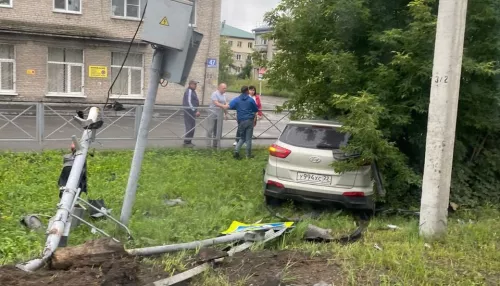В Алтайском крае иномарка уничтожила светофор и дорожные знаки