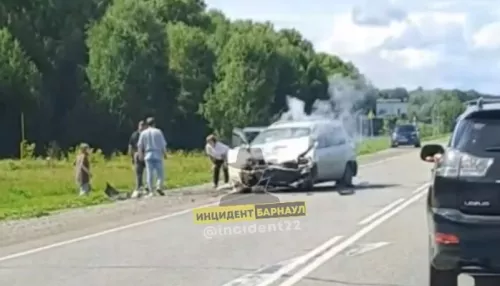 На бийской трассе после аварии задымился автомобиль