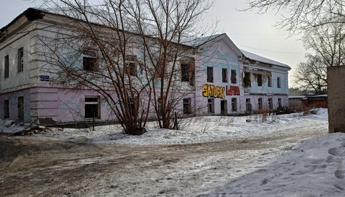 Кто выкупил старую советскую заброшку у моста на Новом рынке в Барнауле -  Толк 14.08.2023