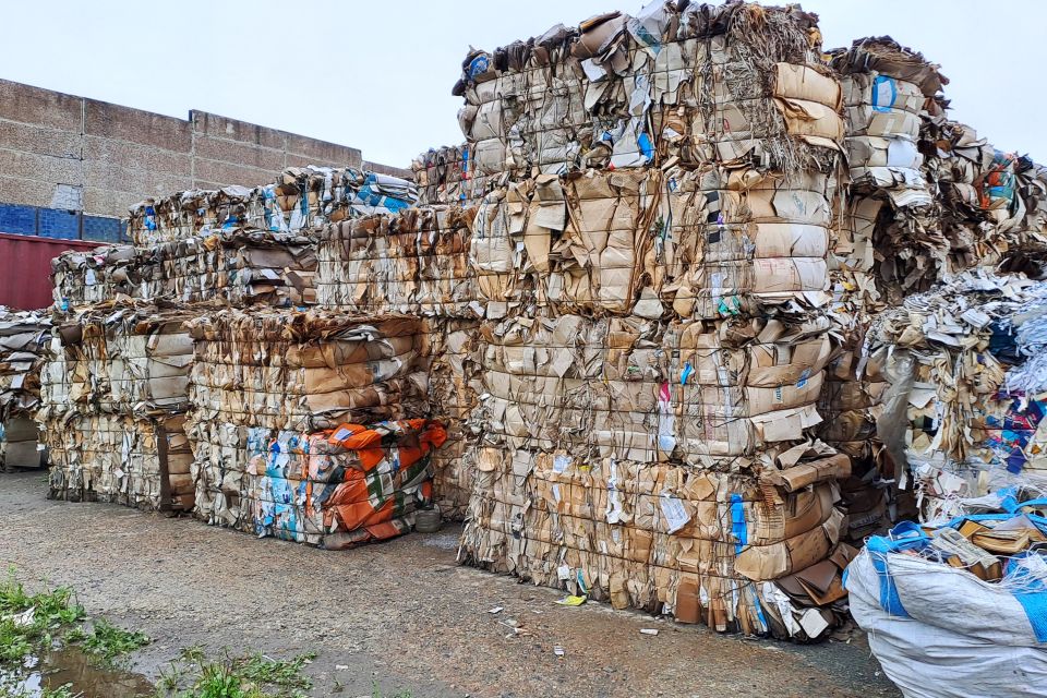 Ежедневно на пунктах сбора компании "СибТара" принимают до 15 тонн бумаги