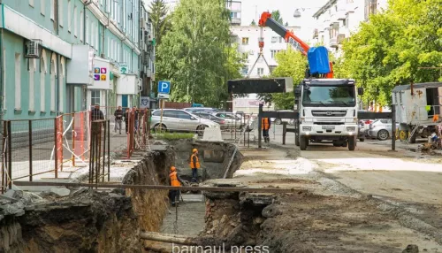 Схему движения транспорта изменят в центре Барнаула из-за ремонта на сетях