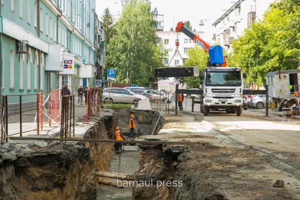 Схему движения транспорта изменят в центре Барнаула из-за ремонта на сетях