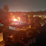 В Барнауле ночью сгорела заброшенная двухэтажка на Потоке