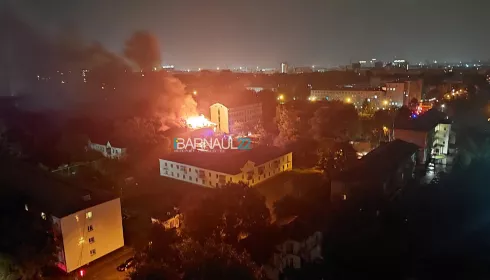В Барнауле ночью сгорела заброшенная двухэтажка на Потоке