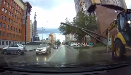 В Барнауле столб едва не рухнул на проезжающий автомобиль