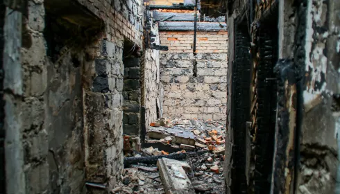 Сгоревшая заброшка: как выглядит расселенный дом на Потоке после пожара. Фото