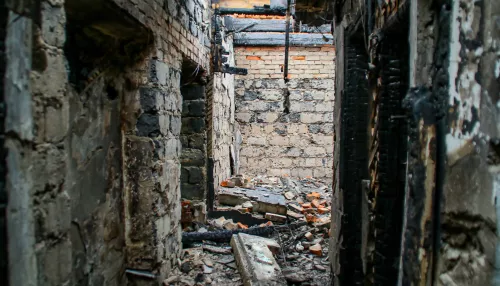 Сгоревшая заброшка: как выглядит расселенный дом на Потоке после пожара. Фото