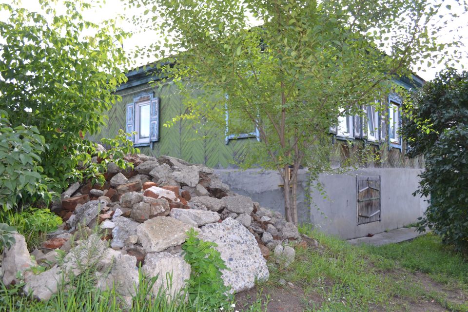 Строительный мусор за пределами усадьбы на ул. Чернышевского, 229 