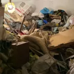 Одинокий пожилой барнаулец жил в заваленной мусором квартире