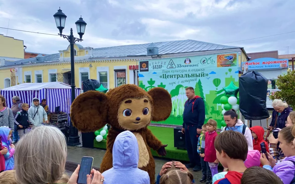 Барнаульцы с Чебурашкой отметили день рождения парка Центрального. Фото