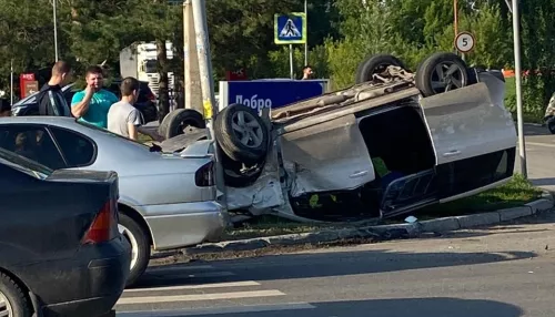 В Барнауле иномарка сделала сальто в воздухе и врезалась в столб