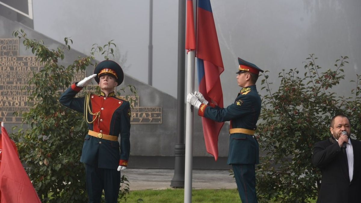 Торжественное поднятие Государственного флага России
