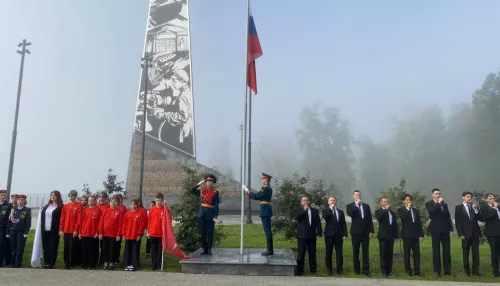 В Барнауле прошла праздничная церемония поднятия государственного флага
