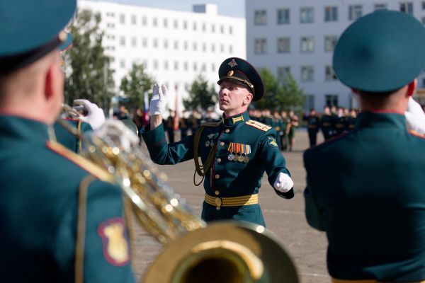 Виктор Томенко побывал в воинской части и вручил боевые медали ракетчикам