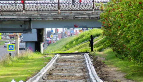 Новую сеть тротуаров обустраивают на развязке Павловский тракт – Малахова. Фото