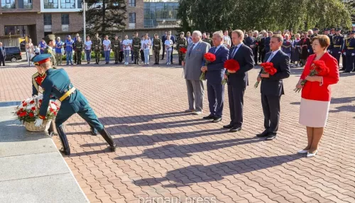 В Барнауле возложили цветы к Мемориалу Славы в честь 80-летия Курской битвы