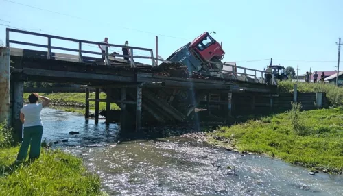 На Алтае большегруз с перевесом проломил деревянный мост