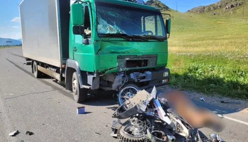 На Алтае мотоциклист не уступил дорогу и погиб в ДТП с грузовиком