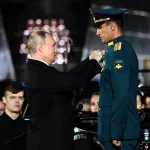 Путин вручил звезды Героев экипажу танка Алеша в Курске