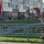 В Барнауле утром из окна новостройки выпала женщина