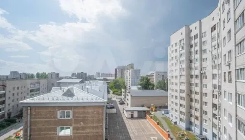В центре Барнаула за 7 млн продают яркую двухуровневую квартиру с видом на Обь